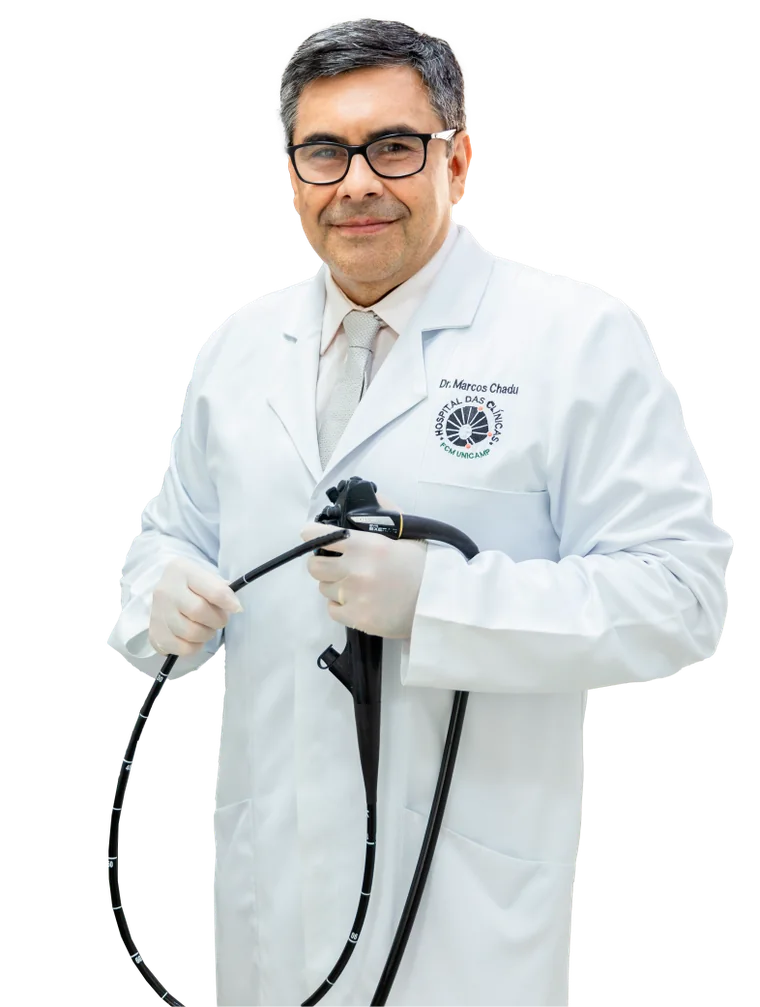 Dr. Marcos Antônio Chadu com o endoscópio